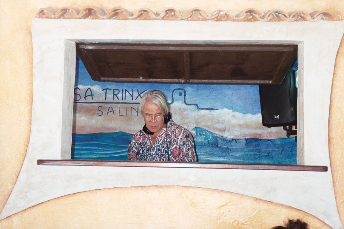 リリー・リナエ監督のトークショー付き！スペイン・イビサ島の伝説的DJジョン・サ・トリンサを描いたドキュメンタリー映画『太陽と踊らせて』